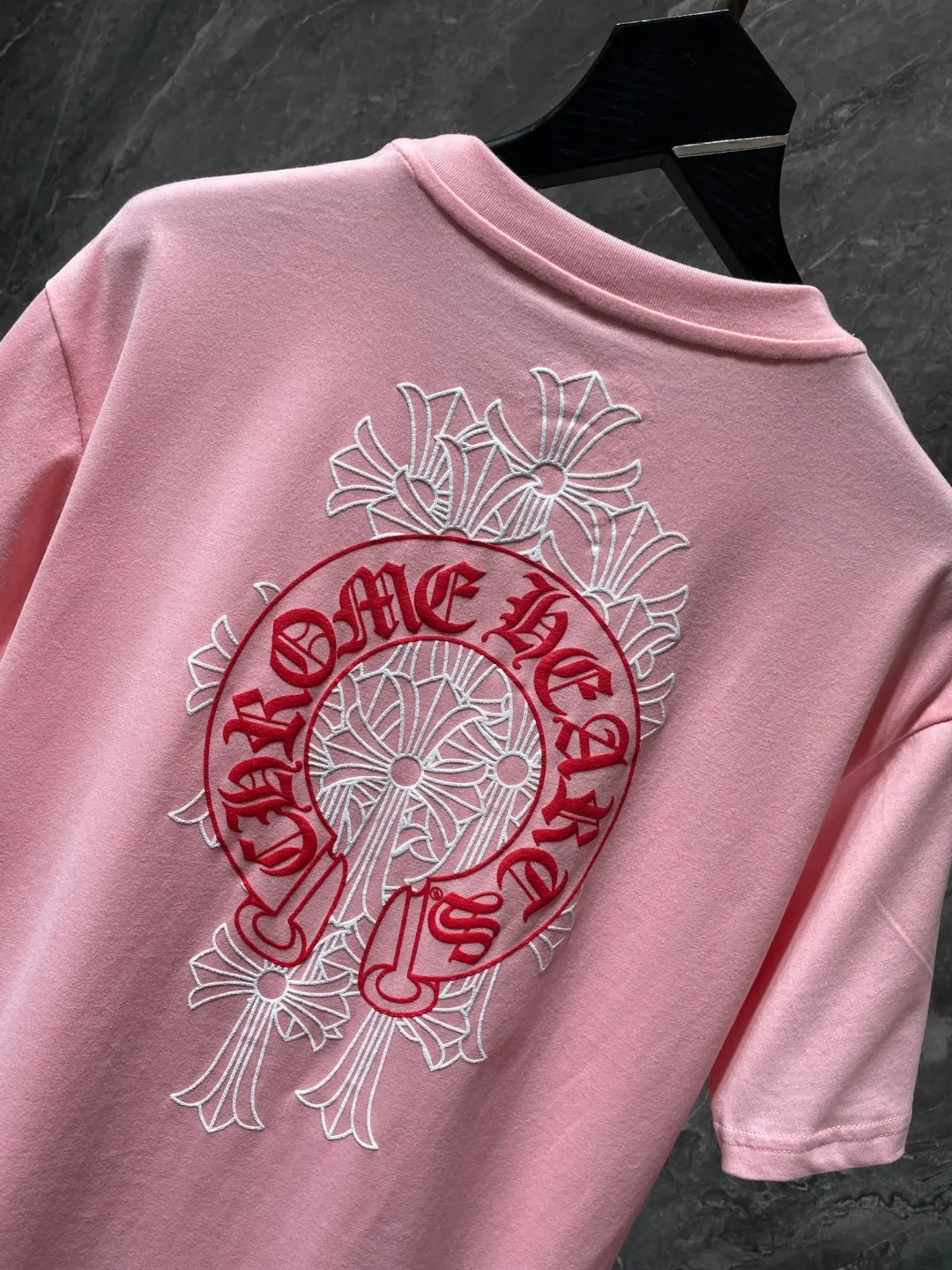 P140 ✨New arrival✨ Chrome Hearts 25ss High gram weight environmentally friendly high-quality top fabric 260g~270g Chrome classic phantom cross group red horse short sleeves Imported environmentally friendly glue printing and dyeing Counter synchronization 1:1 replica version 🌈Recommended colors: black white pink 🌈 Size: S, M, L, XL